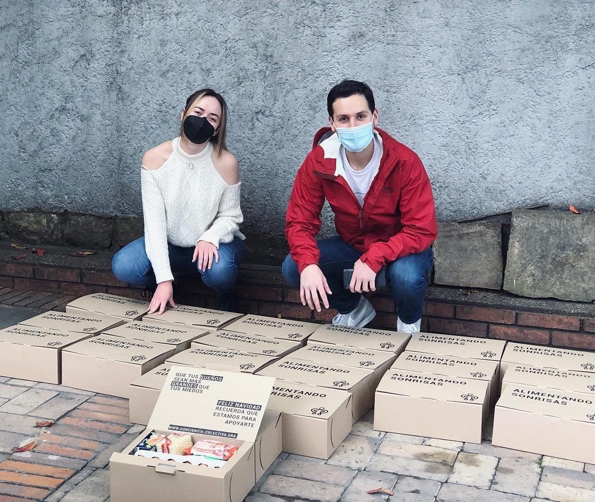Voluntarias preparando kits de cuidado