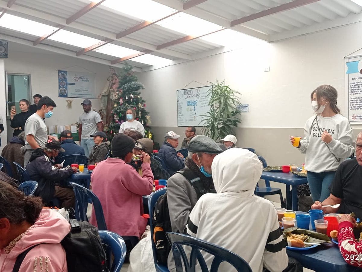 Equipo Conciencia Colectiva en comedor