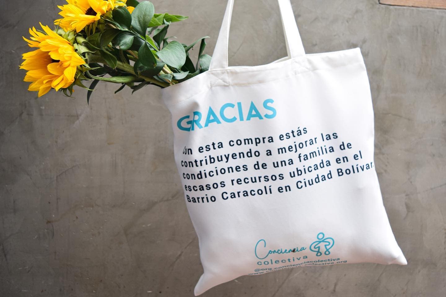 Adultos mayores en comedor María es mi Madre