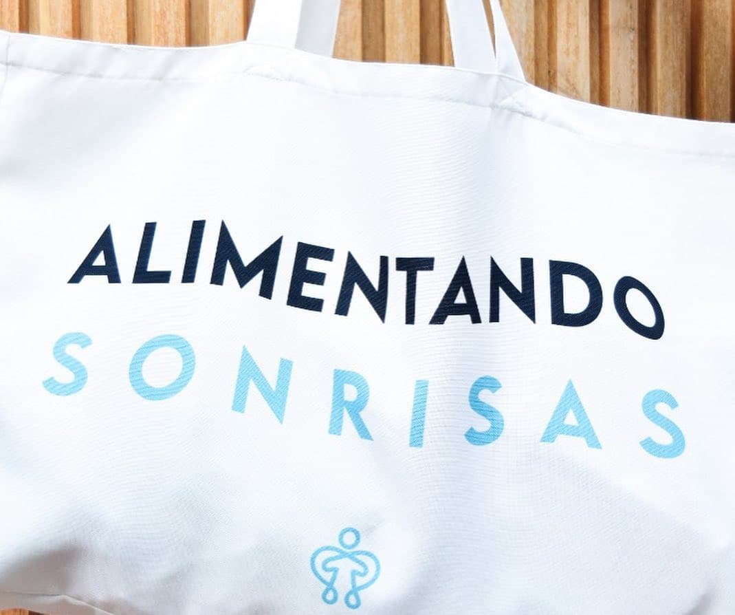 Familia con niños · entrega de mercado